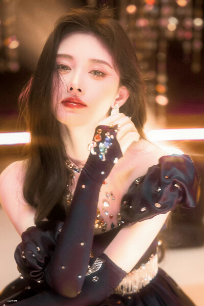 鞠婧祎
图源微博©吃口烧鹅