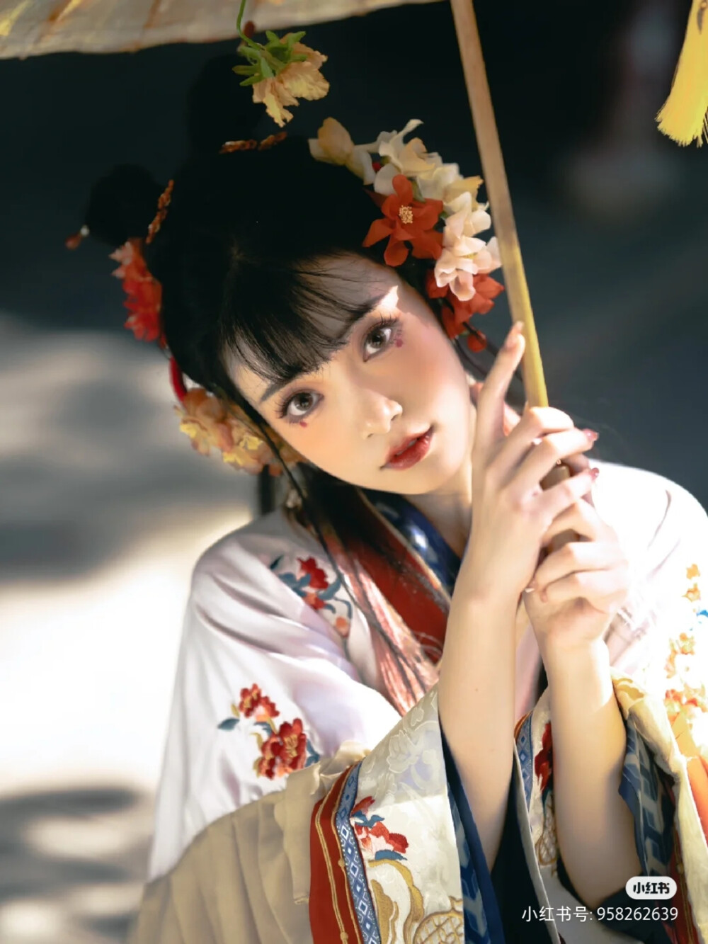 惊鸿一瞥，那女子竟缓缓向我走来，第一次发现这么好看的晋制，琴挑原创汉服这一套让我有点心动