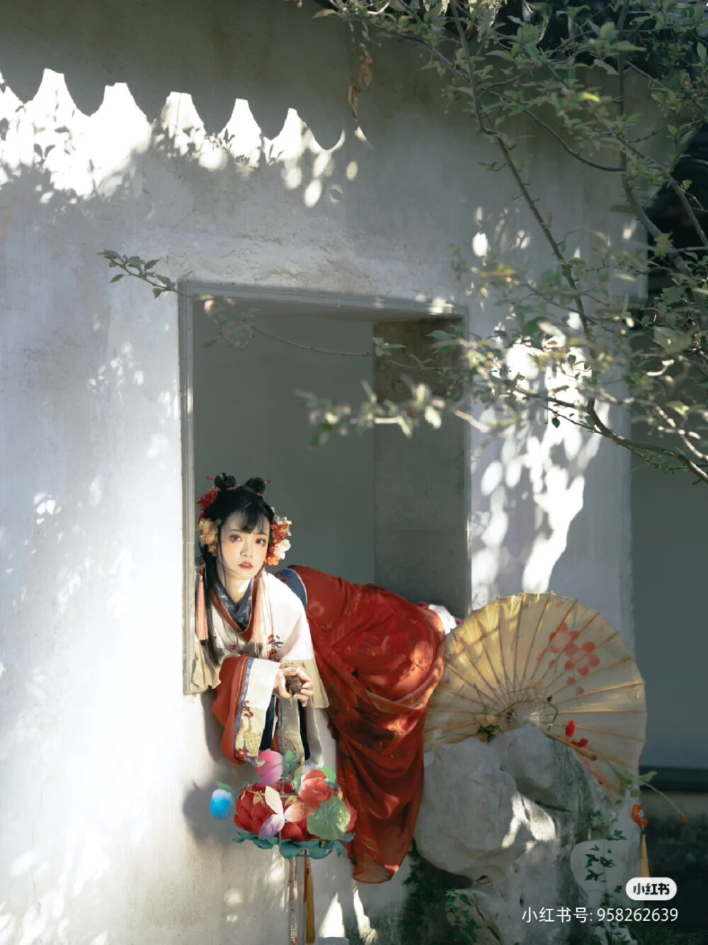 惊鸿一瞥，那女子竟缓缓向我走来，第一次发现这么好看的晋制，琴挑原创汉服这一套让我有点心动