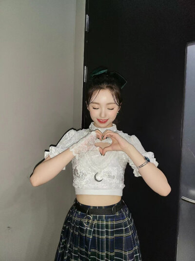 姜艺书 yeseo
/图源见logo ​​​侵删