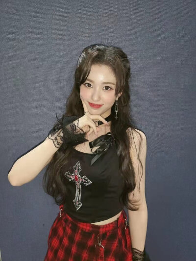 姜艺书 yeseo
/图源见logo ​​​侵删