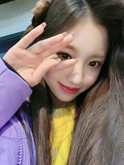 姜艺书 yeseo
/图源见logo ​​​侵删