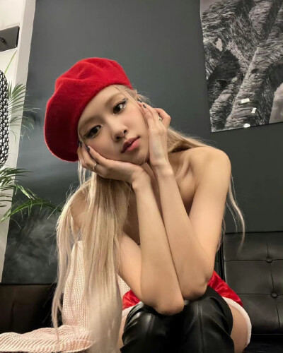 ROSÉ
朴彩英