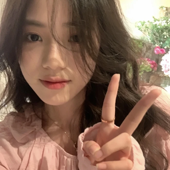 女头
山赶着山 山漫漫结成关