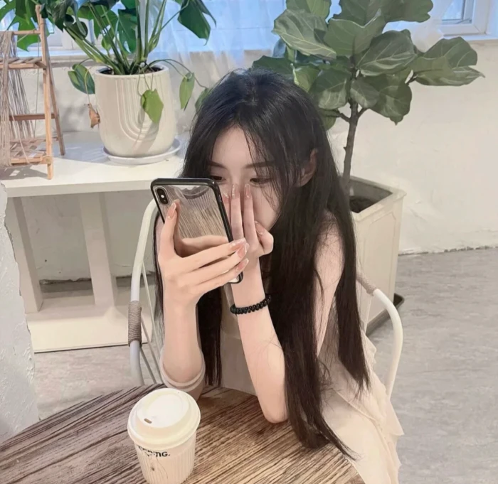 女头
山赶着山 山漫漫结成关