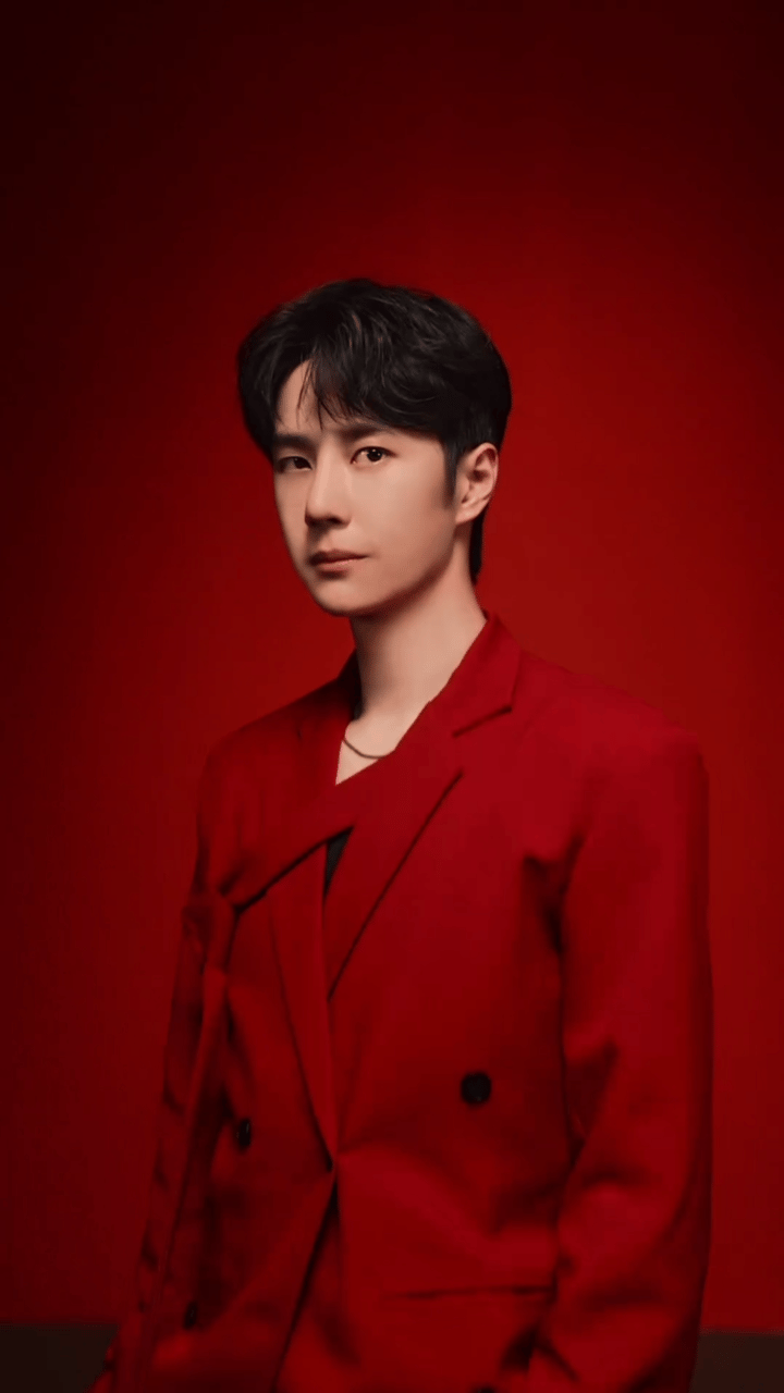 植村秀中国：
跨年夜，你最想和谁一起倒数新年？
#王一博植村秀全球品牌代言人# @UNIQ-王一博 向你发出跨年邀约，即刻接收，一起许下心愿，倒数新年！
更有全新#植村秀新年花火限定系列# 齐聚助阵，燃启节日花火。http://t.cn/A6K3V5ak