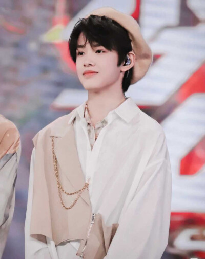 张极舞台神图.啊极要平安出道啊
拿图关注一下嘻嘻