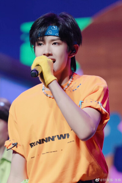 张极舞台神图.啊极要平安出道啊
拿图关注一下嘻嘻