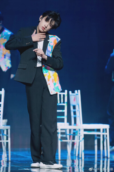 张极舞台神图.啊极要平安出道啊
拿图关注一下嘻嘻