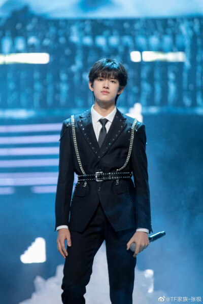 张极舞台神图.啊极要平安出道啊
拿图关注一下嘻嘻