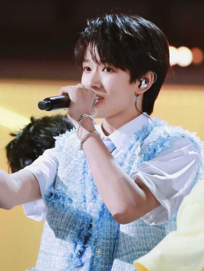 张极舞台神图.啊极要平安出道啊
拿图关注一下嘻嘻