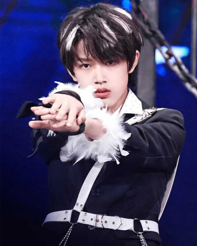 张极舞台神图.啊极要平安出道啊
拿图关注一下嘻嘻