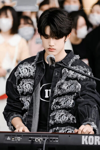 张极舞台神图.啊极要平安出道啊
拿图关注一下嘻嘻