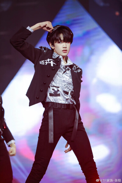 张极舞台神图.啊极要平安出道啊
拿图关注一下嘻嘻