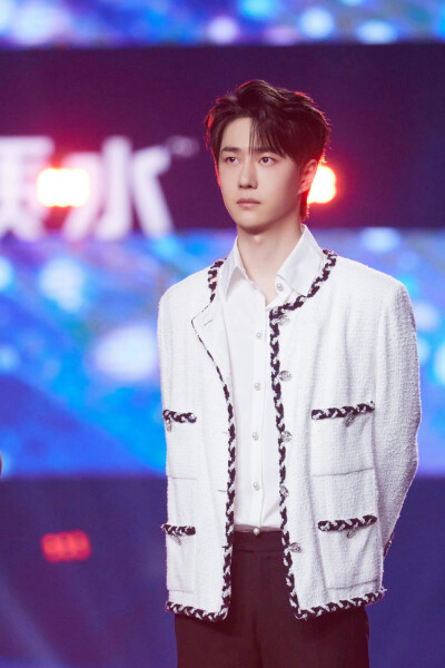 YIBO-OFFICIAL：
#王一博说无名定档大年初一#
跨越2022，迎接2023！祝大家新年快乐！
新的一年，身体健康，好事发生～@UNIQ-王一博
早点休息，晚安～ #东方卫视跨年# ​​​