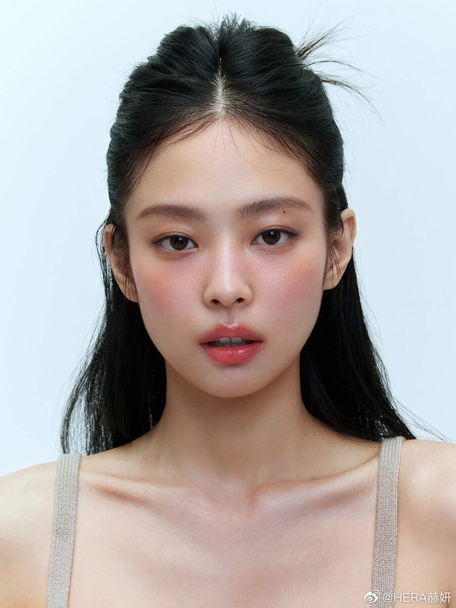 Jennie Kim：
再见 2022 谢谢大家！祝大家度过幸福温暖的年末~
祝Blink们新年快乐