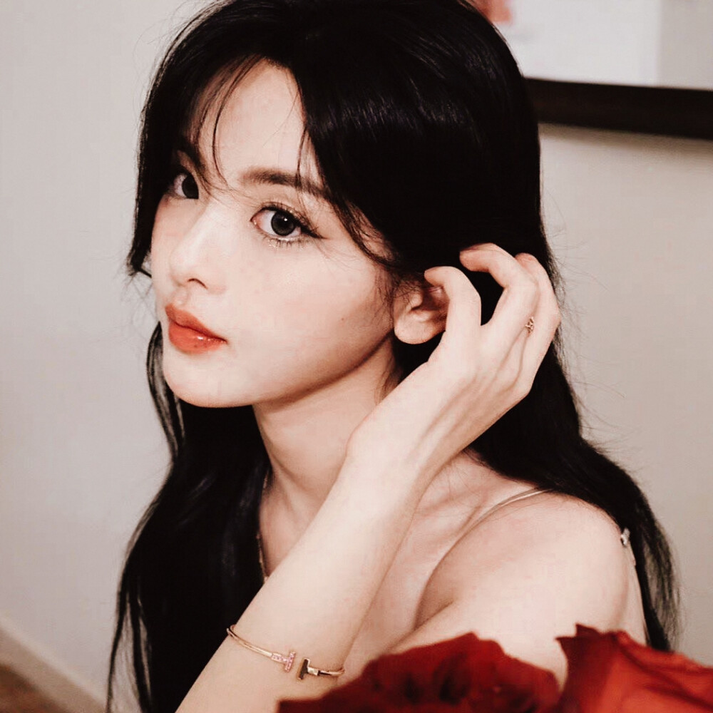 杨超越头像