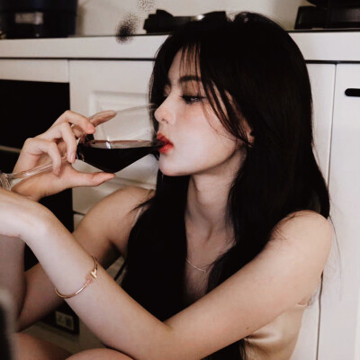 杨超越头像