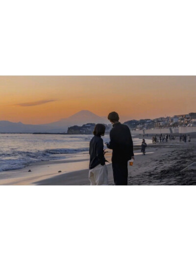 乌云密布，在椰枣林的上空，雨滴开始为客人朗诵自己的诗篇。 