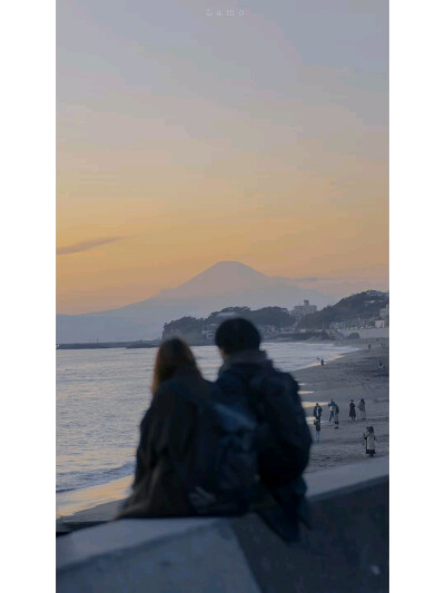 乌云密布，在椰枣林的上空，雨滴开始为客人朗诵自己的诗篇。 