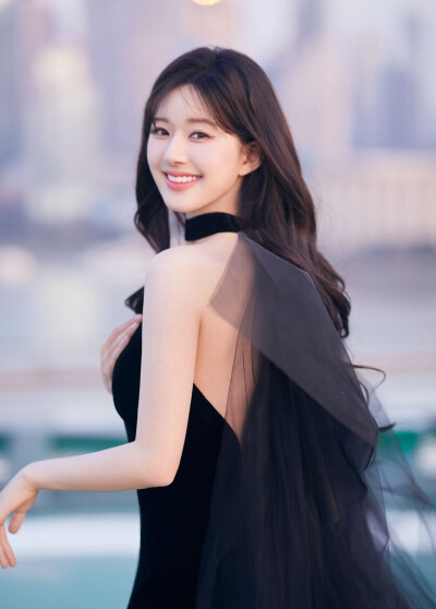 赵露思
和露思跨向2023