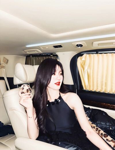 赵露思
和露思跨向2023