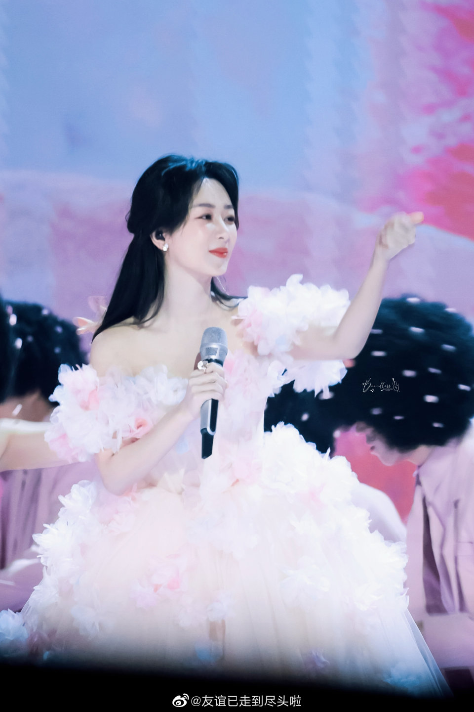 杨紫跨年晚会舞台照片