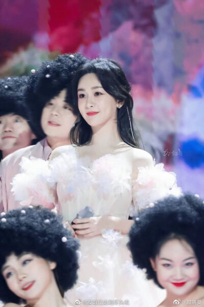 杨紫跨年晚会舞台照片