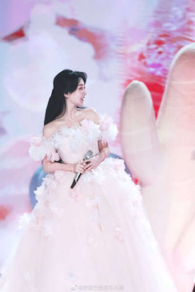 杨紫跨年晚会舞台照片