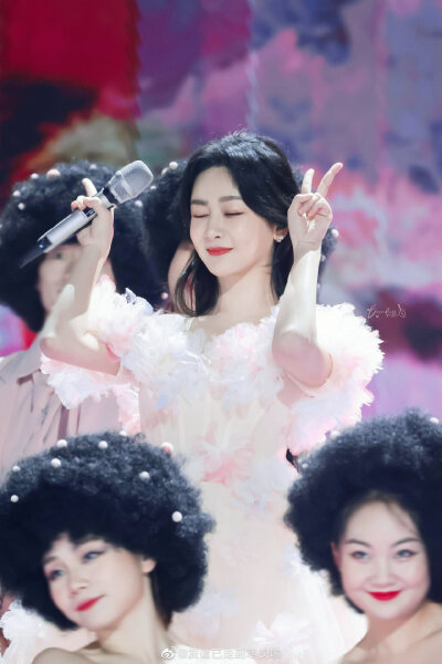 杨紫跨年晚会舞台照片