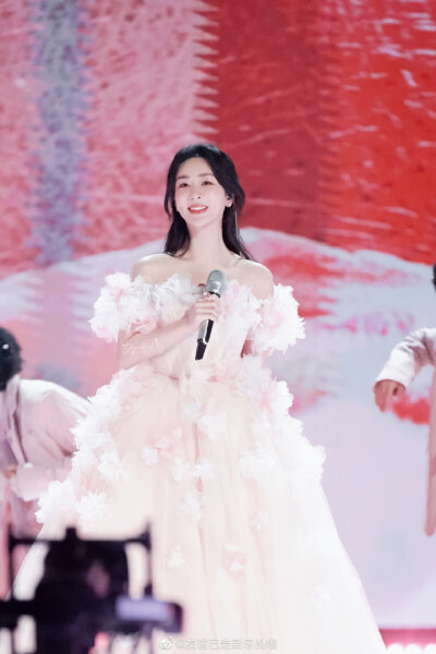 杨紫跨年晚会舞台照片