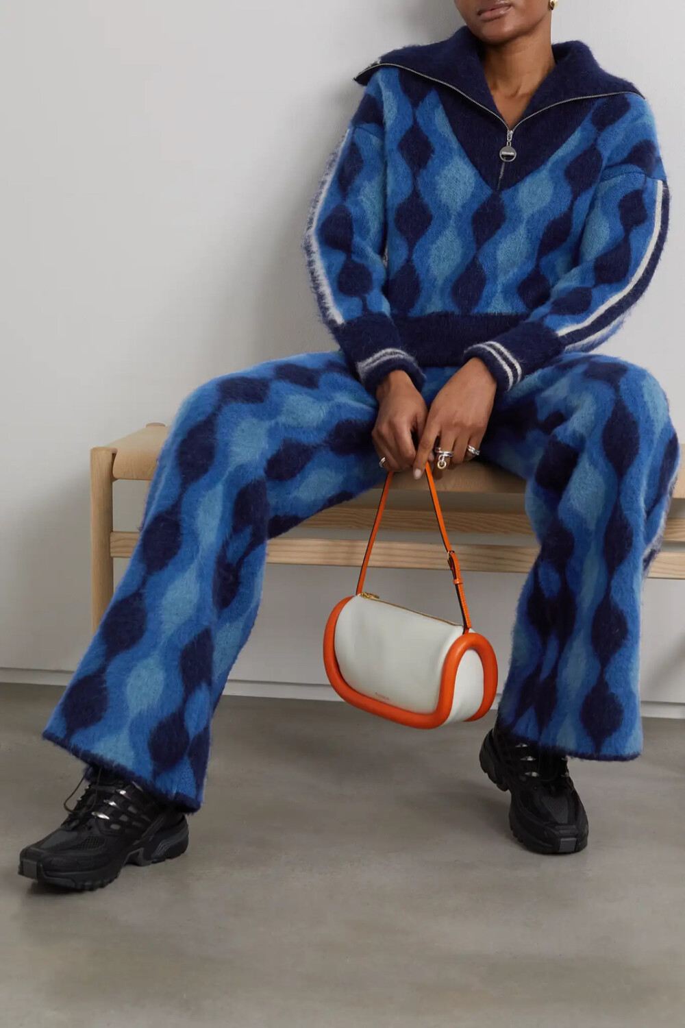 斩获 LVMH 大奖的 Priya Ahluwalia 以她印度和尼日利亚的融合文化背景为灵感，打造出诸多俏皮多彩的美衣佳作。这款毛衣以绒软的马海毛纱线织就，饰有运动风条纹。建议搭配直筒牛仔裤和木屐。