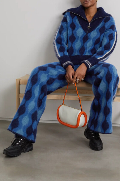 斩获 LVMH 大奖的 Priya Ahluwalia 以她印度和尼日利亚的融合文化背景为灵感，打造出诸多俏皮多彩的美衣佳作。这款毛衣以绒软的马海毛纱线织就，饰有运动风条纹。建议搭配直筒牛仔裤和木屐。