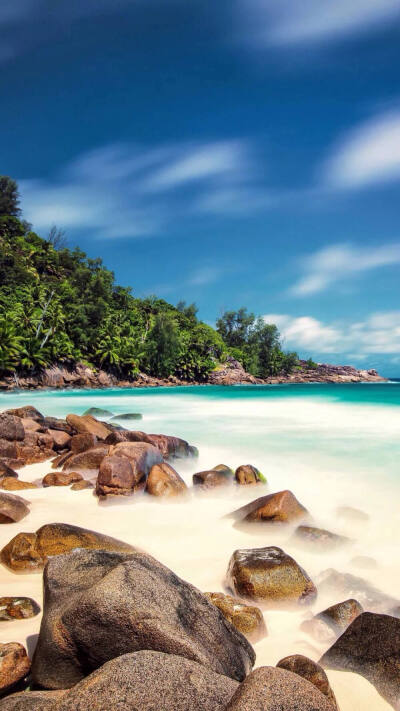 人，幸不幸福并不在于手里钞票的多少，而在于自己有没有一颗热爱生活的心，有没有让自己拥抱幸福的能力。