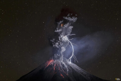 自然的力量
2015年12月13日，墨西哥的科利马火山喷发，伴随着可怕的岩崩与闪电。摄影师Sergio Tapiro Velasco用相机记录下了喷发的过程，并最终凭借这幅名为“自然的力量”的摄影作品，赢得了2017年度“国家…