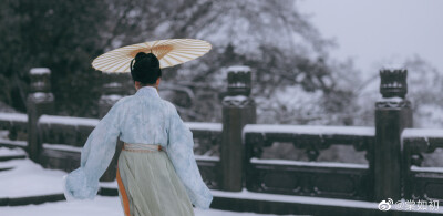 雪纷纷，掩重门，不由人不断魂。
摄影：@棠如初
模特：@粥粥小九 ???