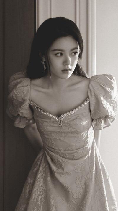 赵今麦 | cr@__南宫_
#赵今麦蓝色玫瑰短裙# ​​​