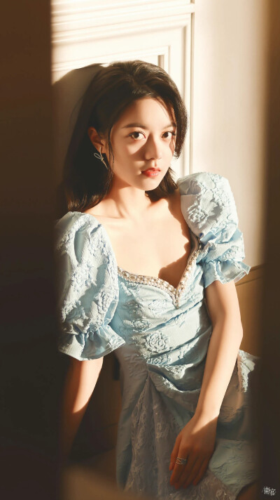 赵今麦 | cr@__南宫_
#赵今麦蓝色玫瑰短裙# ​​​