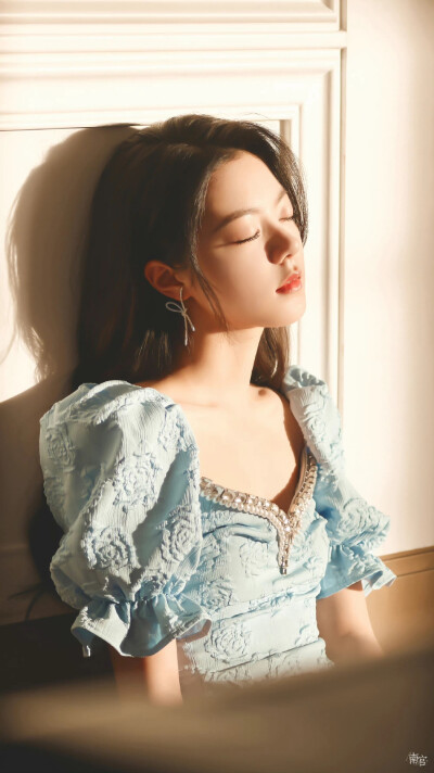 赵今麦 | cr@__南宫_
#赵今麦蓝色玫瑰短裙# ​​​