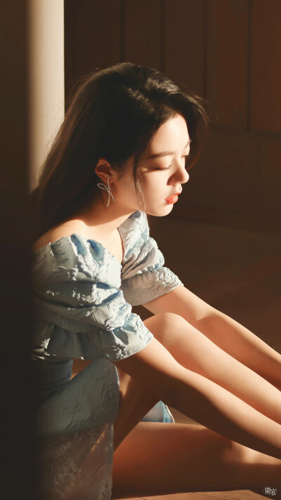 赵今麦 | cr@__南宫_
#赵今麦蓝色玫瑰短裙# ​​​