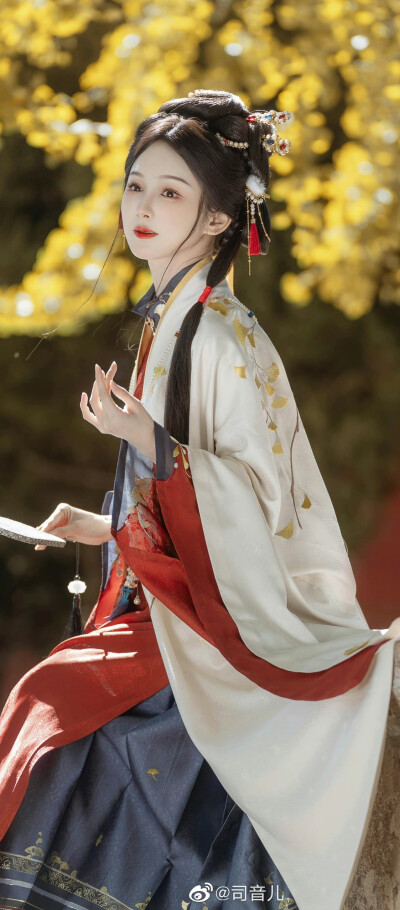 汉服
寒谷有春意，南枝向北山。
画中仙:@司音儿