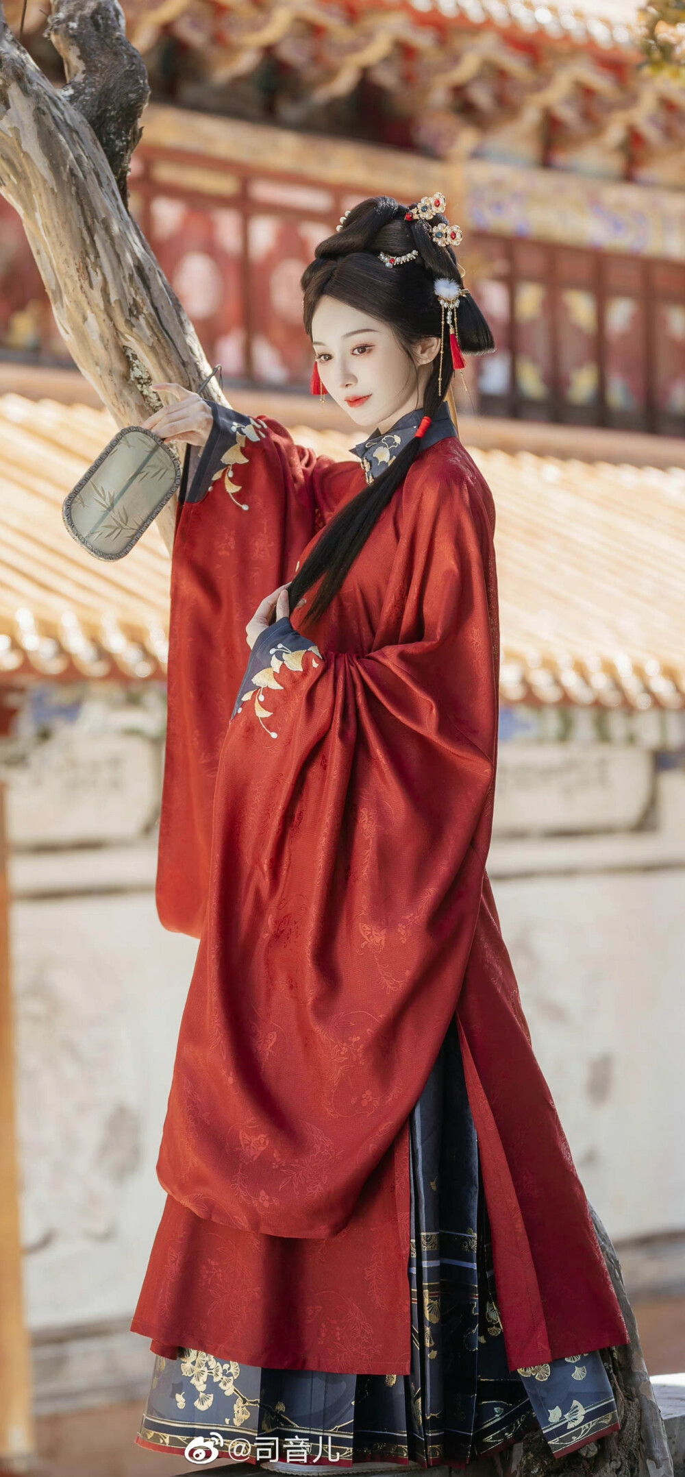 汉服
寒谷有春意，南枝向北山。
画中仙:@司音儿