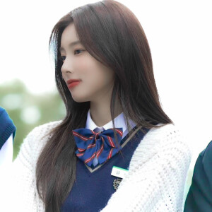 “那个经常请吃饭的漂亮学姐”

「姜惠元」