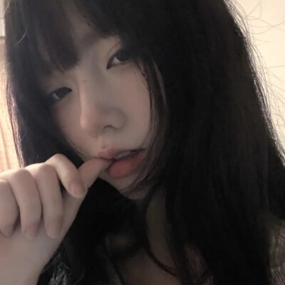 我们的身体就像是一片充斥着爱、眼泪和各种复杂情绪的海洋，于是感受海水涌动的时刻也仿佛感受着自己。