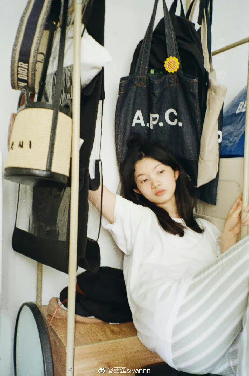 过期卷。
摄影：@西歪sivannn
出镜：@Nene小张 ​