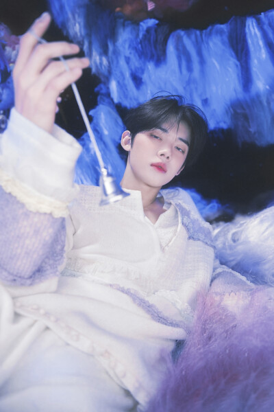 ·崔然竣·
“所有远去的太阳，都被人称为星星，所以离我近点吧，躲进裹紧的被窝，你盯着我，双手环绕上来，黑夜审问爱意，今晚我对你避无可避。”