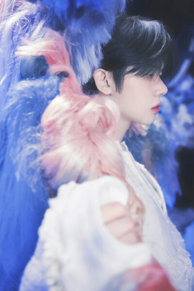 ·崔然竣·
“所有远去的太阳，都被人称为星星，所以离我近点吧，躲进裹紧的被窝，你盯着我，双手环绕上来，黑夜审问爱意，今晚我对你避无可避。”