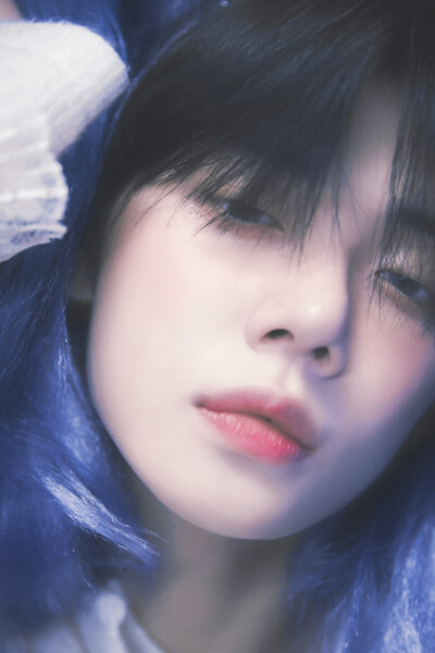 ·崔然竣·
“所有远去的太阳，都被人称为星星，所以离我近点吧，躲进裹紧的被窝，你盯着我，双手环绕上来，黑夜审问爱意，今晚我对你避无可避。”