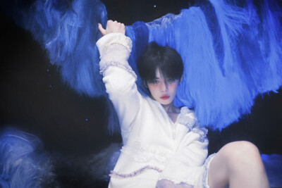 ·崔然竣·
“所有远去的太阳，都被人称为星星，所以离我近点吧，躲进裹紧的被窝，你盯着我，双手环绕上来，黑夜审问爱意，今晚我对你避无可避。”