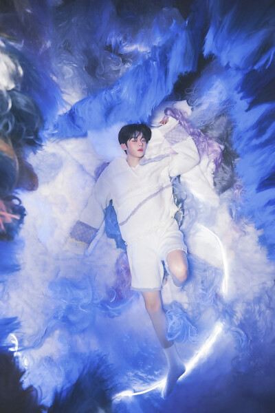 ·崔然竣·
“所有远去的太阳，都被人称为星星，所以离我近点吧，躲进裹紧的被窝，你盯着我，双手环绕上来，黑夜审问爱意，今晚我对你避无可避。”